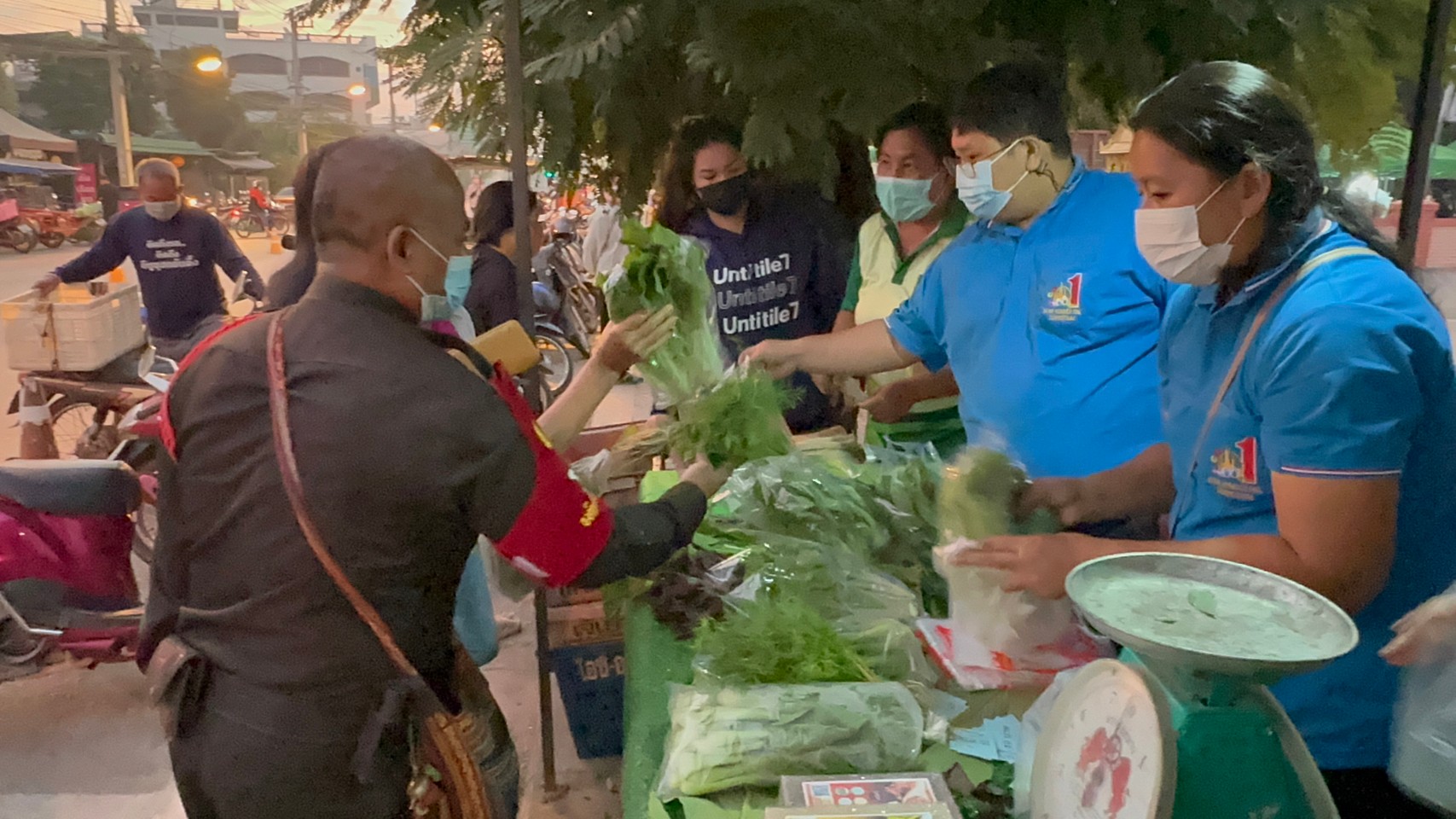title - ส.ป.ก.สุโขทัย ร่วมใจส่งสุขปีใหม่ มอบให้ประชาชน